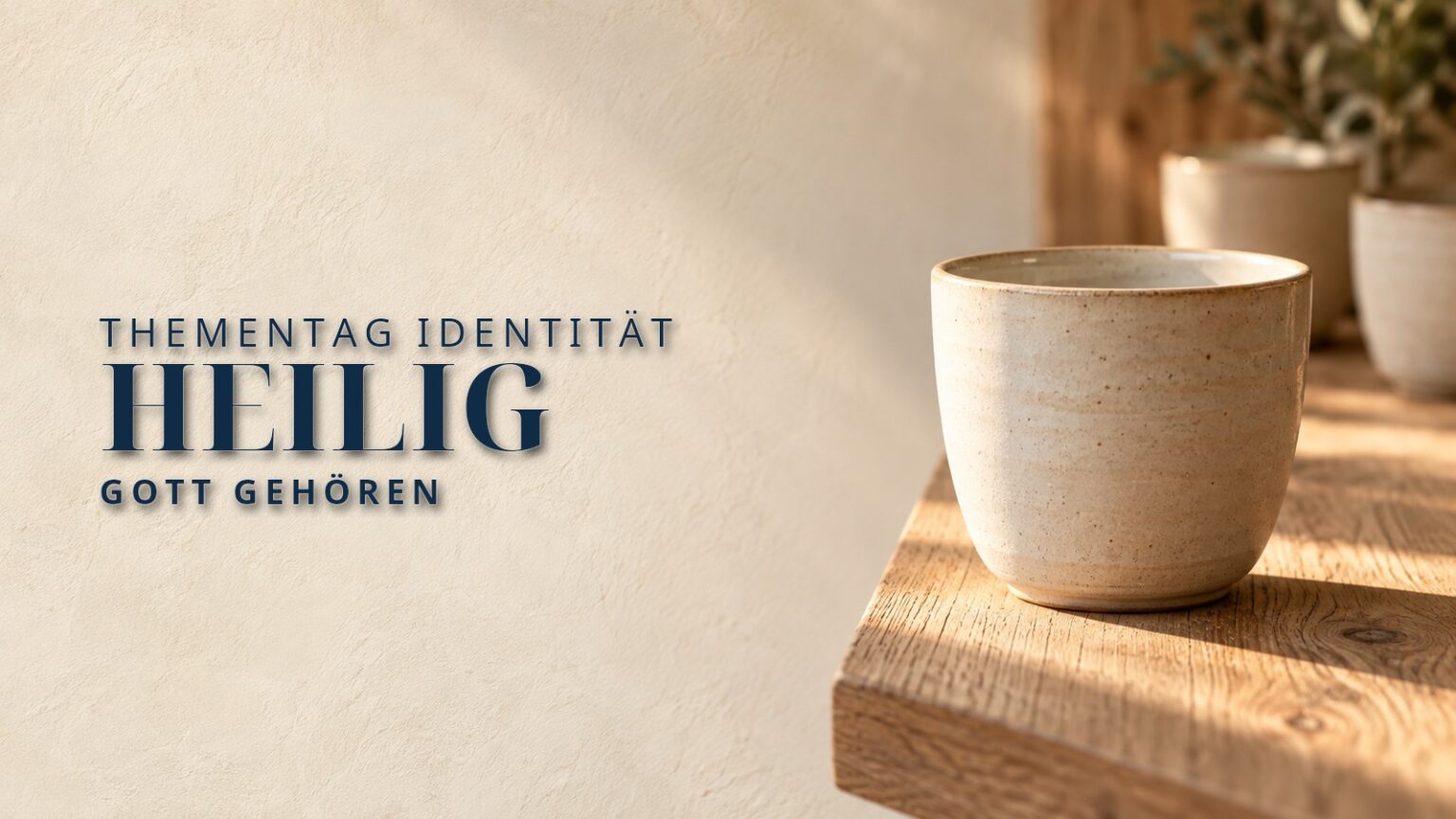 Heilig sein: Ein schlichter heller Keramikbecher im warmen Tageslicht als Symbol dafür, Gott zu gehören und für ihn bestimmt zu sein.